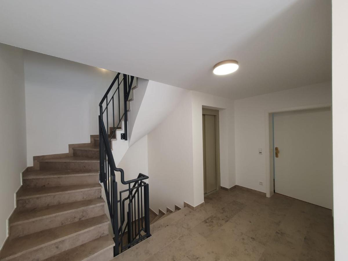 Apartment Exklusive Neubau Dachterrassenwohnung Mit Wohnungslift In Vierfamilienvilla