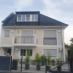 Exklusive Neubau Dachterrassenwohnung Mit Wohnungslift In Vierfamilienvilla